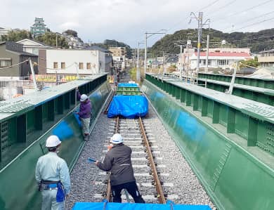 組み立てた橋桁の形状を確認する様子