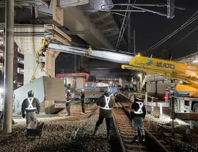 新幹線橋脚の耐震補強工事の様子