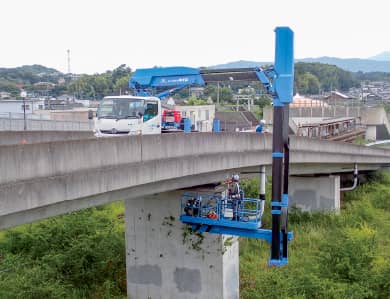高所作業車での点検風景（コンクリート構造物）