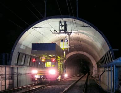 保守用車使用によるトンネル調査（新幹線）