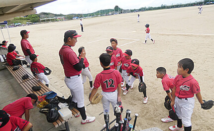 子供の野球チームのコーチをしたりと家族との時間を楽しんでいます。