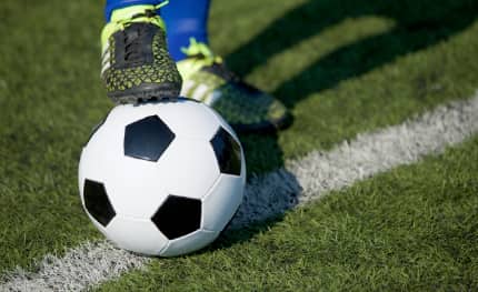 週末は地元の仲間とサッカーを楽しんでいます。